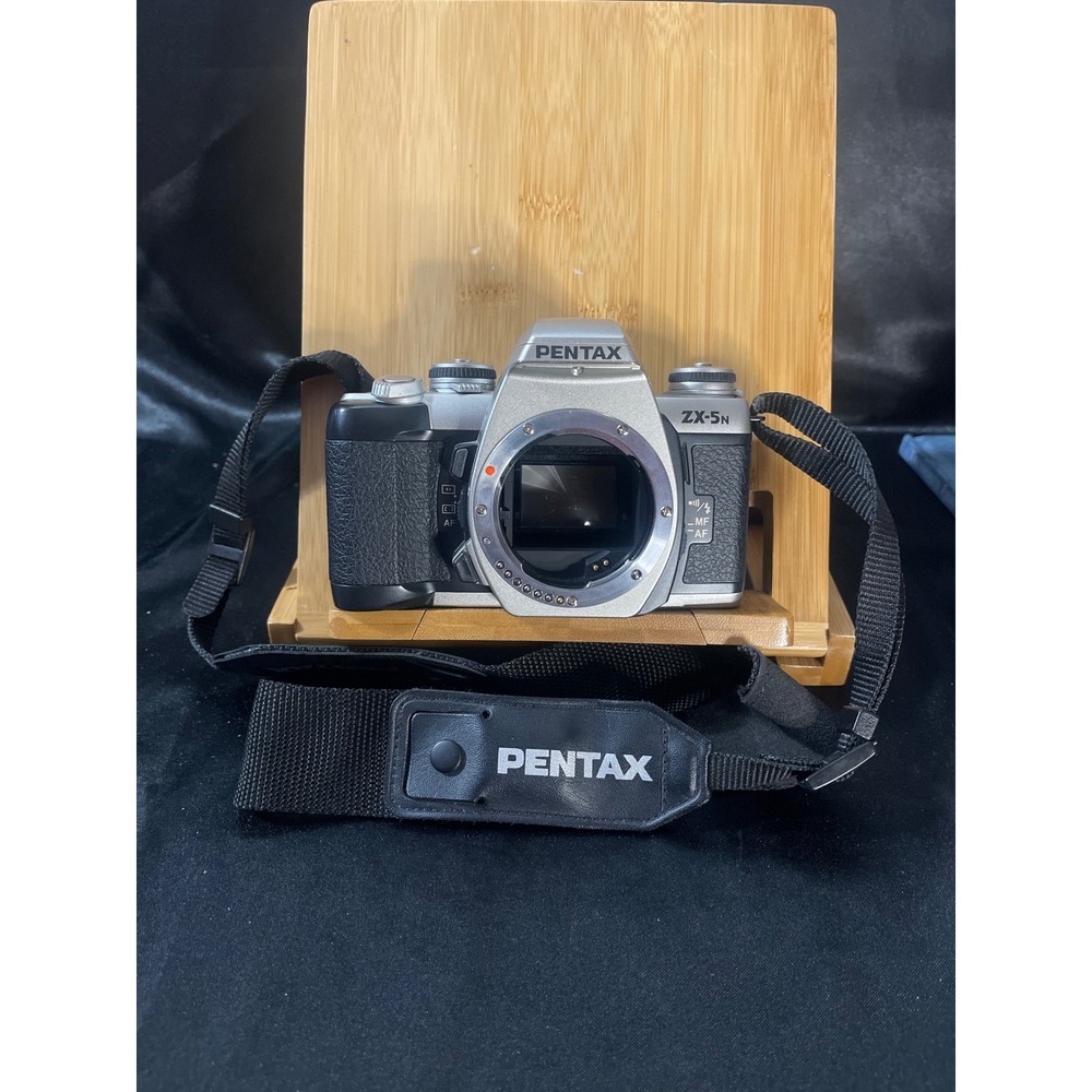 Pentax ZX-5N 35mm SLR Film Camera‎ Silver Black Works Flash doesn't stay up!!